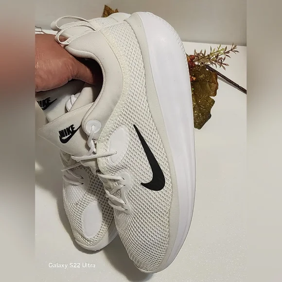 Nike White Athletic Sneakers - Picture 4 of 7